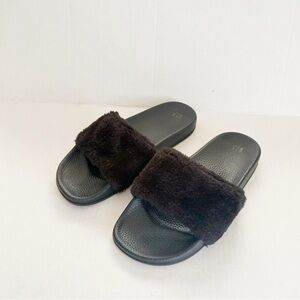 5/$25 GAP Black Fuzzy Strap Sandals 8-9